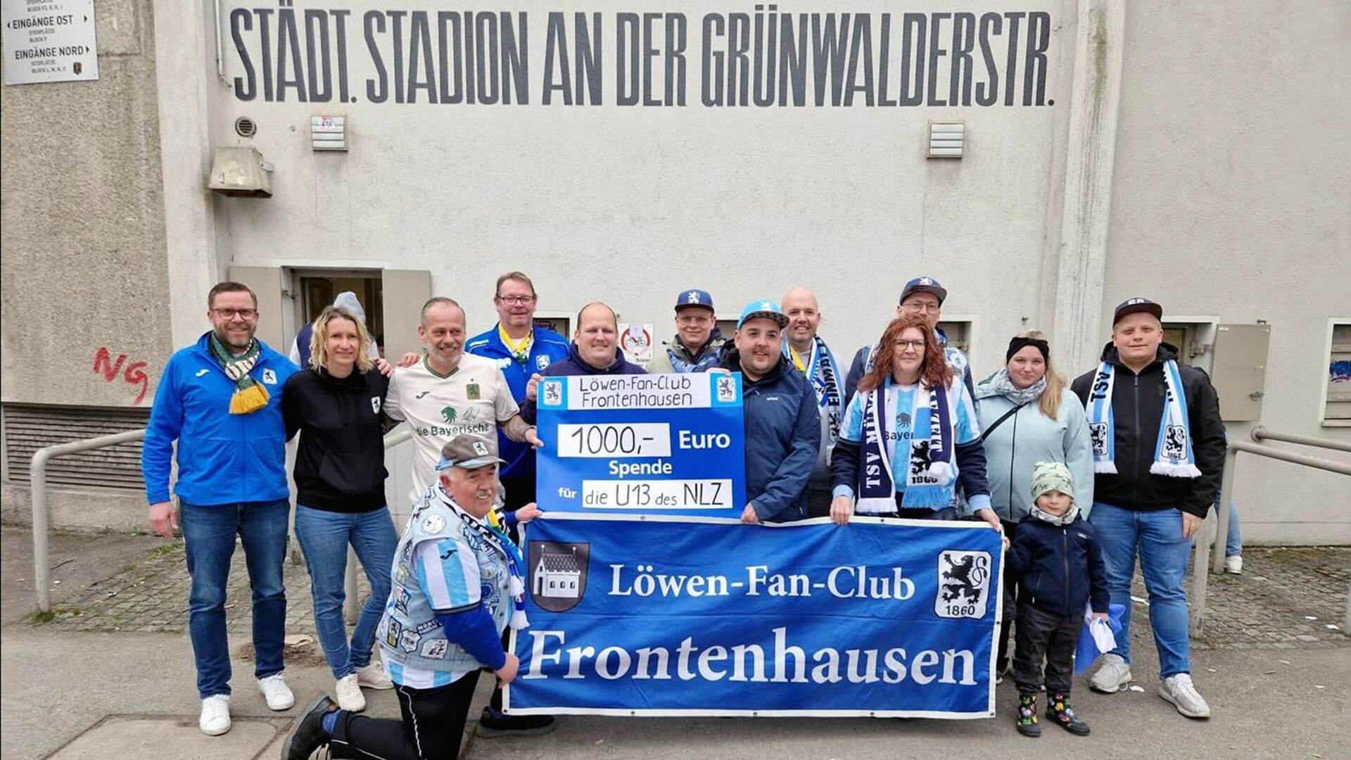 Der Löwen-Fan-Club Frontenhausen übergibt den Scheck für die U13 stellvertretend an Vizepräsident Christian Dierl (li.), Marlene Tippelt (2. v. li.), beratend für die FA-Abteilungsleitung tätig, und Fußball-Abteilungsleiter Martin Obermüller (4. v. li.). 